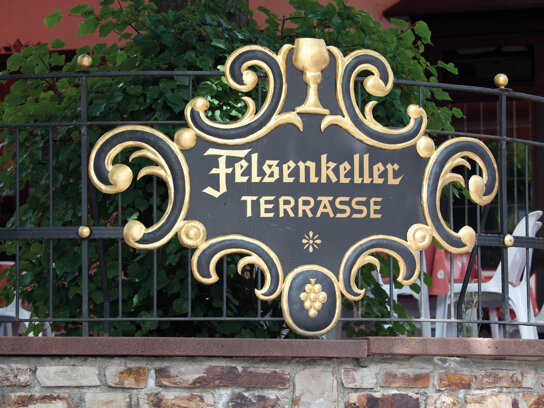 Schild des Hotels Felsenkeller