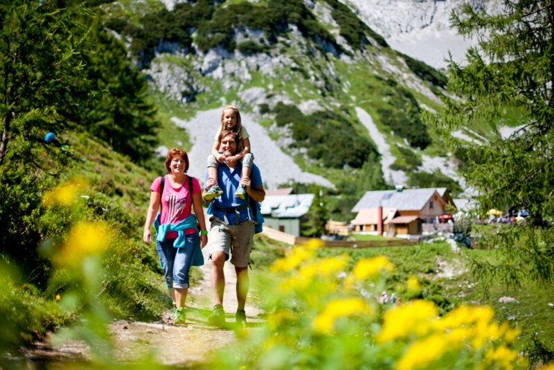 Familie beim Wandern