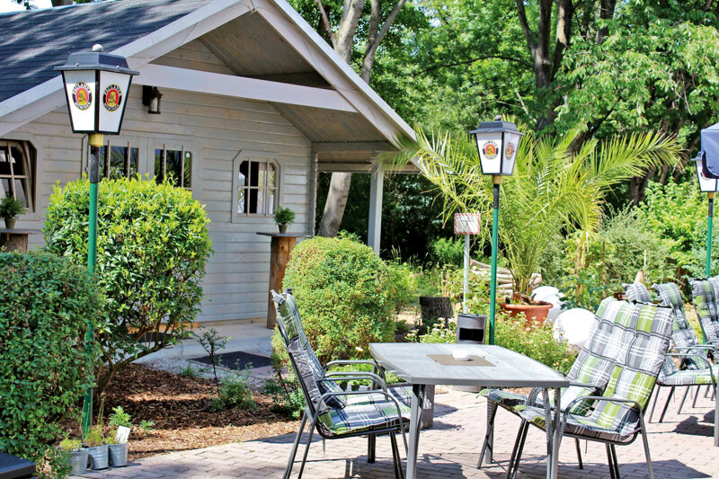 Terrasse mit Sitzgelegenheiten im Grünen