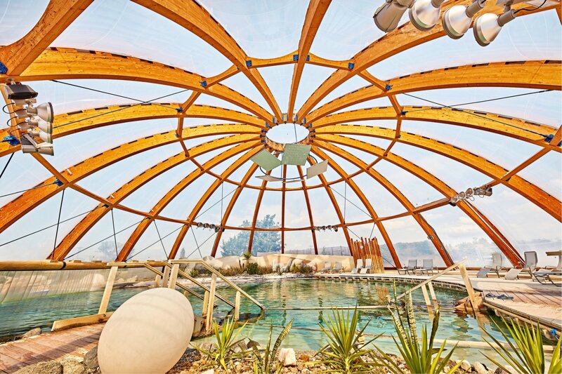 Franken Therme in Bad Windsheim - Therme Salzsee Innenbereich mit Kuppel 