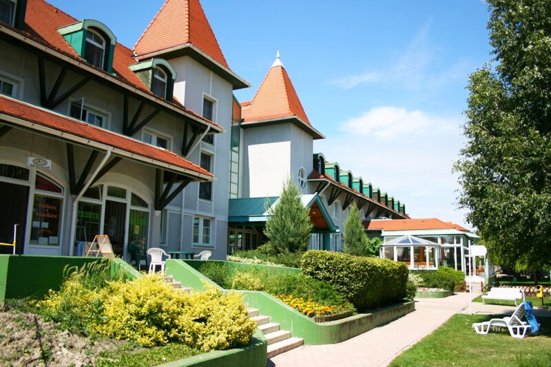 Außenansicht des Thermál Hotel Movár in Westungarn