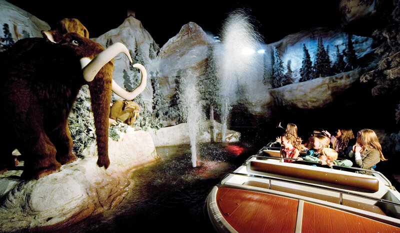 Kinder bestaunen ein Mammut