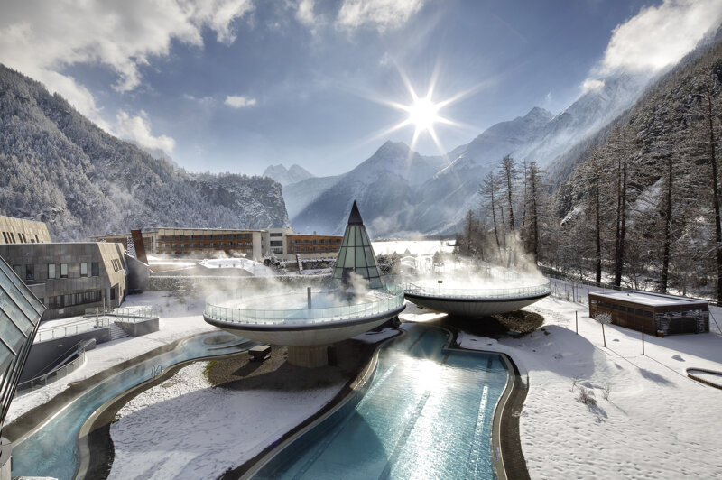 Therme mit Schnee im Winter