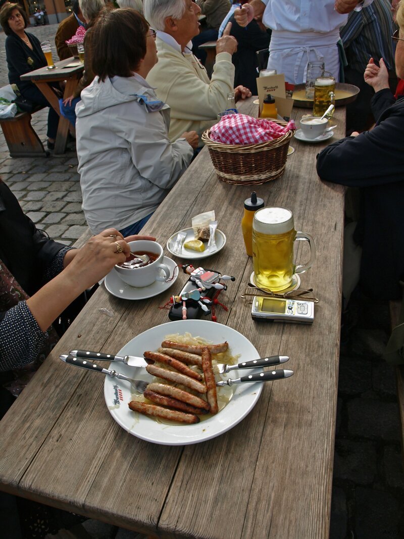 Frisch gegrillte Regensburger Bratwürste in der Historischen Wurstkuchl