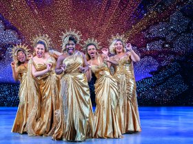 Musen in Gold © Johan Persson, Disney, Stage Entertainment