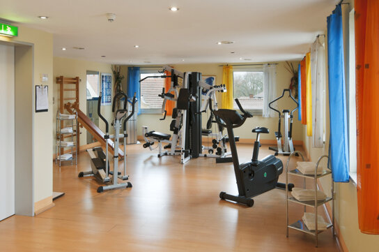 Fitnessraum mit verschiedenen Geräten