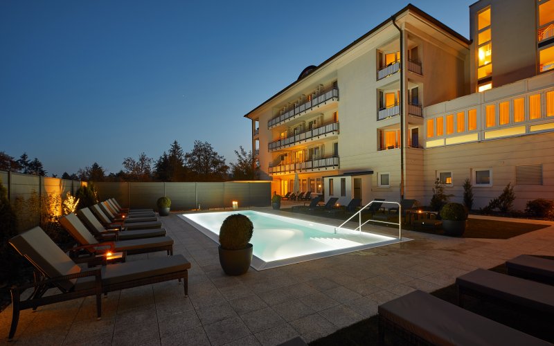 Bad Wildungen Göbel's Hotel Quellenhof aussen Pool Außenansicht