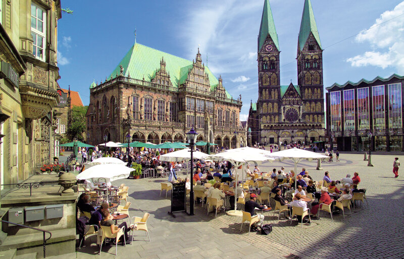 Bremer Marktplatz mit Menschen an Tischen