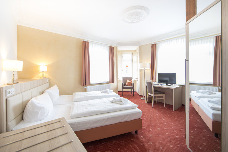 Doppelzimmer mit Schreibtisch