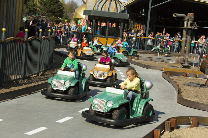 Zwei Kinder im Autoscooter Slagharen