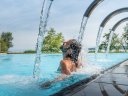 Bodensee mit Burg und Traumtherme am Ufer