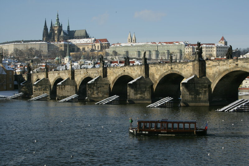 Winterliches Prag – verschneiter Wasserweg durch die Prager Altstadt