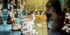 MAS Staunende Besucherin