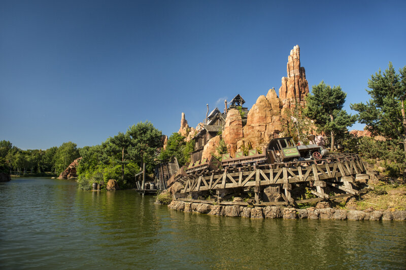 Die Achterbahn Big Thunder Mountain im Frontierland des Disneyland Paris