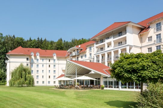 Terrasse mit Sonnenschirm und Stühlen