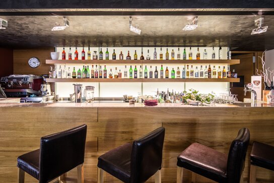 Hotelbar im La Pergola Hotel & Dependance mit Pool im Vordergrund