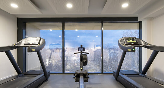 Fitnessraum mit Geräten und Aussicht