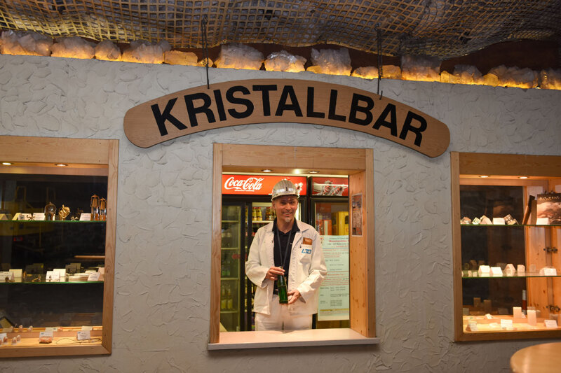 beleuchtete Bar unter Tage