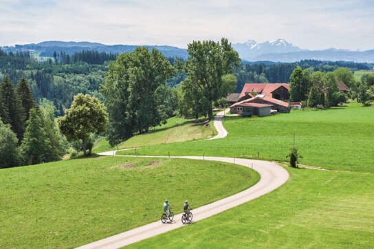 Radfahrer vor einem Bauernhof © Oberschwaben Tourismus GmbH, Florian Trykowski