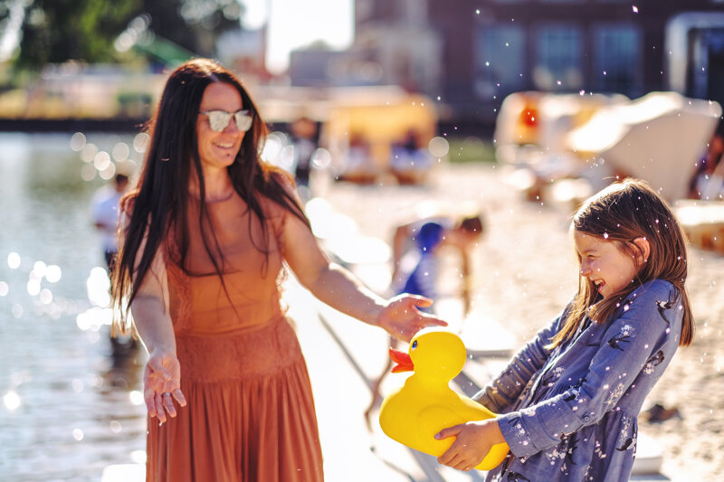 Familie spielt am Beach