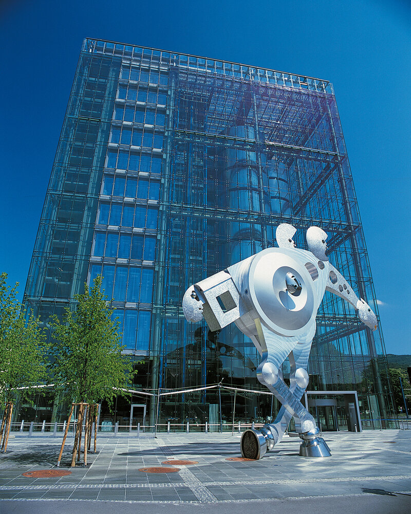 Statue vor einen modernen Gebäude