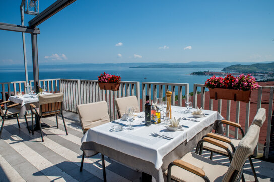 Tisch mit Blick auf Stadt und Meer