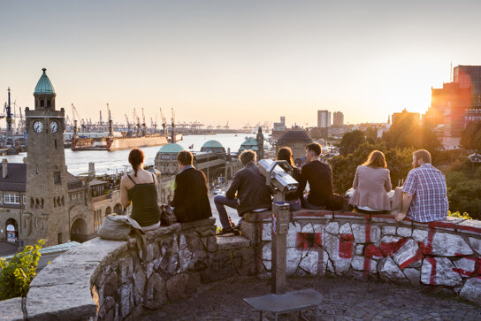 Junge Leute Landungsbrücken©www.mediaserver.hamburg.de, Foto Jörg Modrow