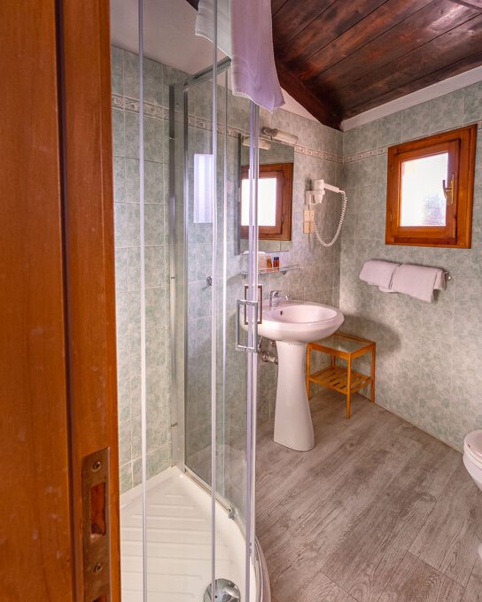 Badezimmer mit Dusche