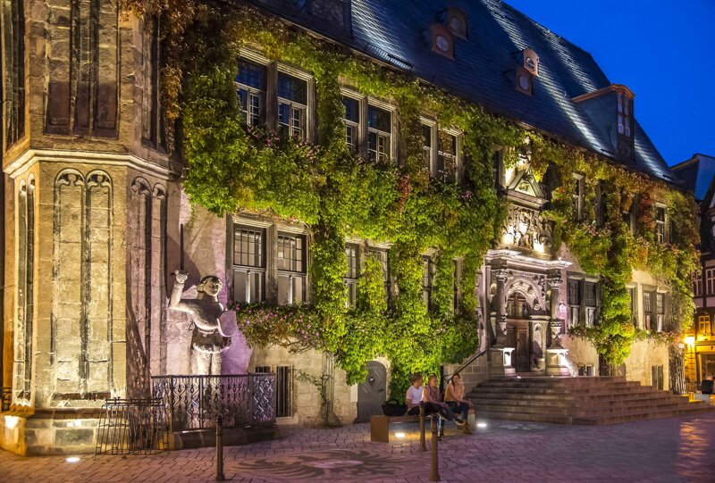 Quedlinburger Rathaus mit Roland abends Juergen Meusel