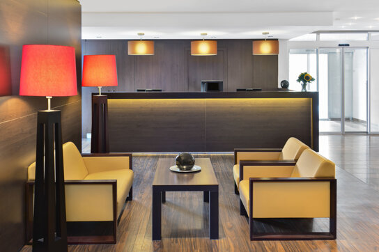 Lobby mit Rezeption und Sitzecke