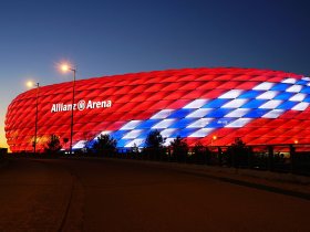 Allianz Arena rot-weiss-blau © München Tourismus Tommy Lösch