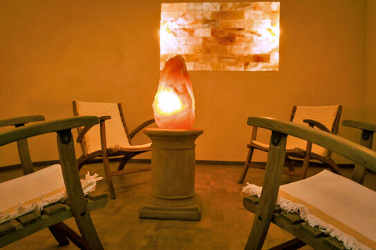 Stühle in der Salzgrotte