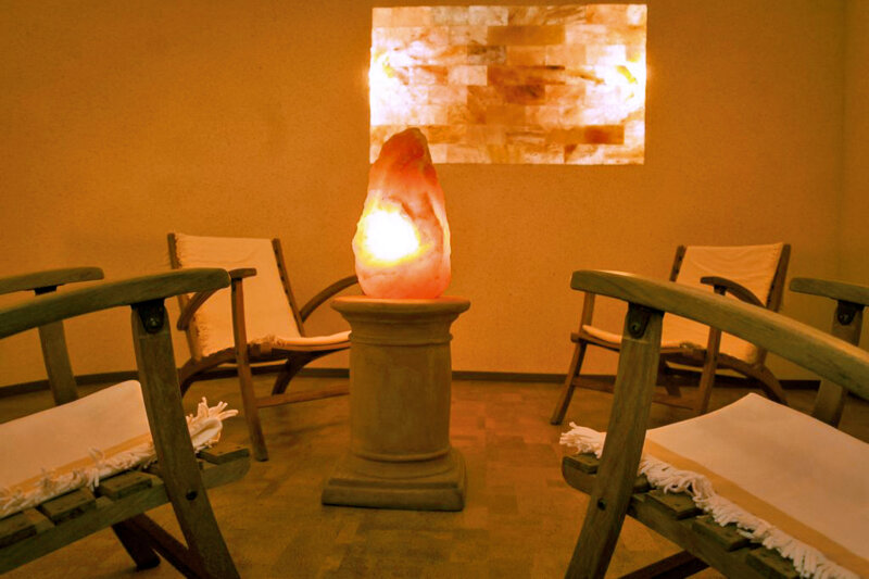 Stühle in der Salzgrotte