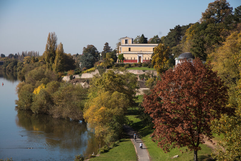 Mainufer Aschaffenburg mit Schloss Johannisburg und Pompejanum