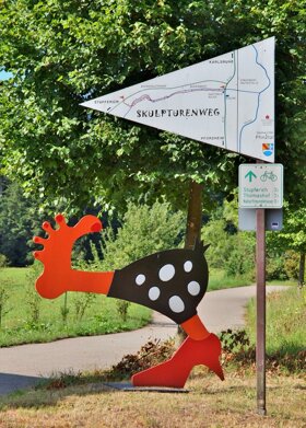 Dame-mit-rotem-Schuh Skulpturenweg