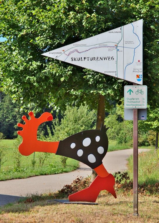 Dame-mit-rotem-Schuh Skulpturenweg