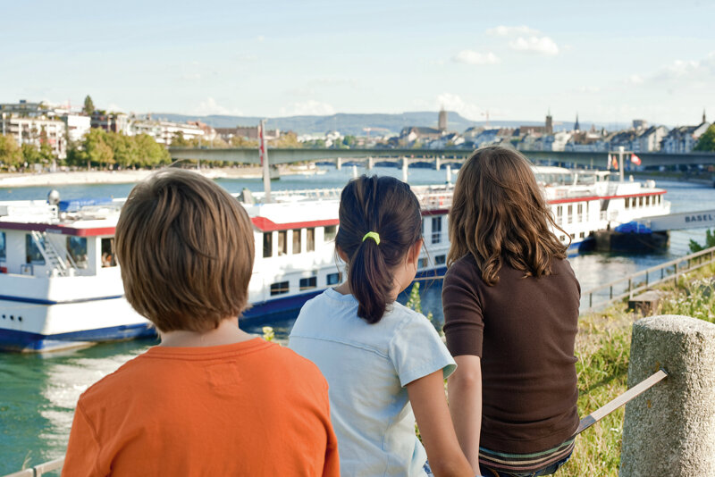 Blick auf ein Schiff auf dme Rhein