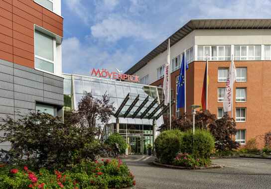Eingang des Mövenpick Hotels Münster von außen