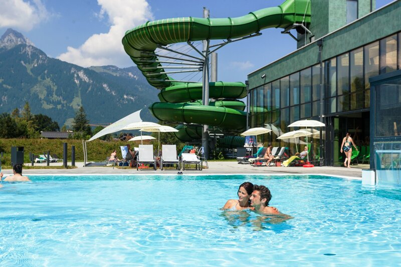 Wellness-Wochenende in Österreich – Außenbecken der Alpentherme Ehrenberg in Tirol