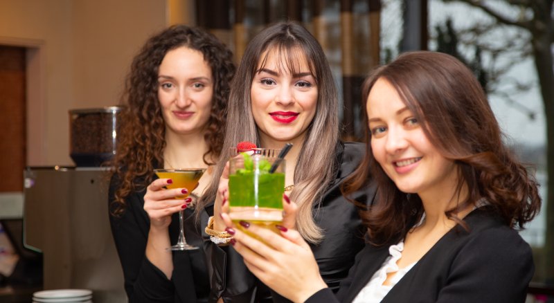 Frauen mit Cocktails