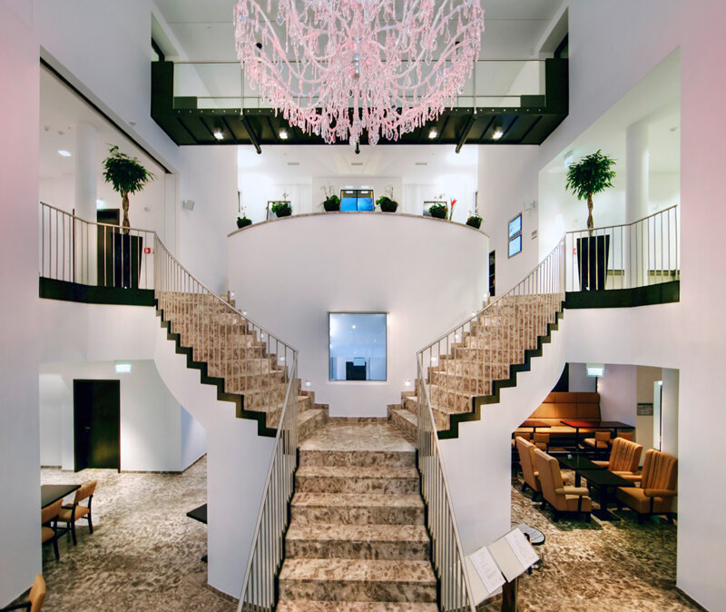 Empfangshalle mit Doppeltreppen