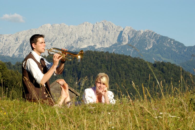 Verliebtes Paar genießt den Romantikurlaub in Bayern