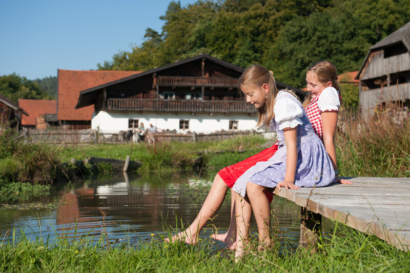 Kinder planschen am Weiher
