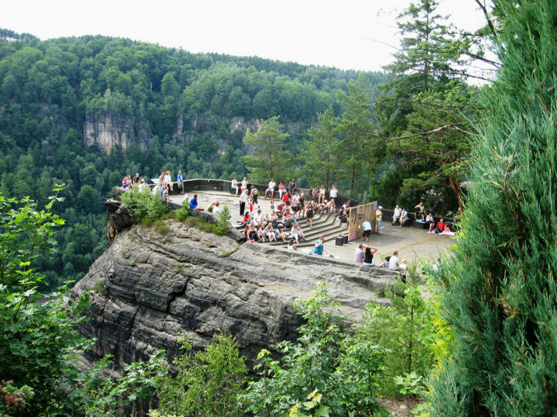 Felsterrasse mit Besuchern