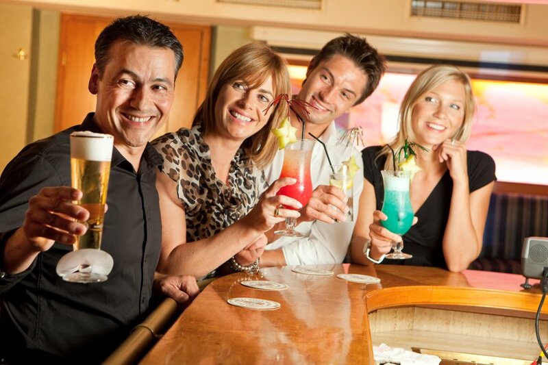 vier junge Menschen an einer Bar