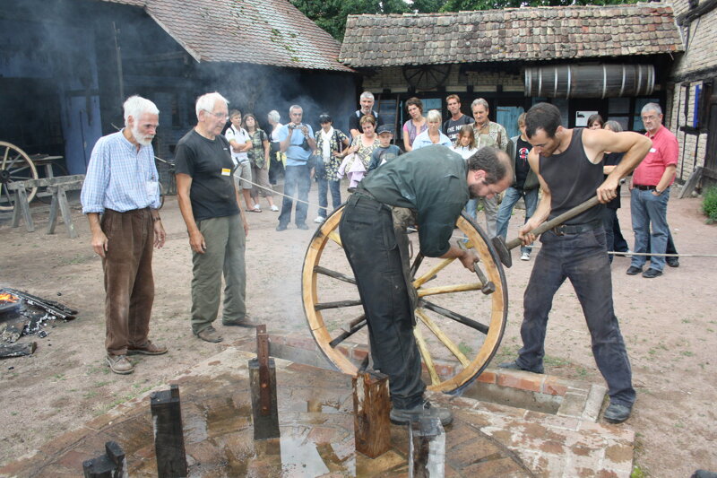 Wagenrad-Vorführung im Ecomusée d’Alsace
