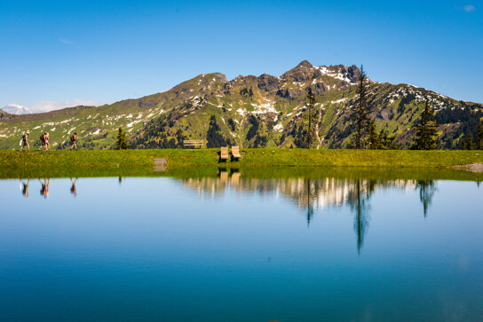 spiegelsee-in-dorfgastein-mit-blick-auf-den-schuhflicker