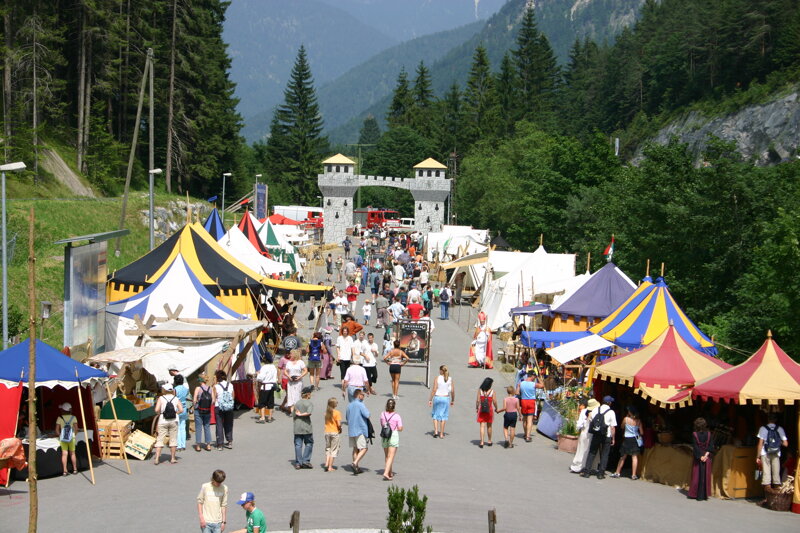 Römischer Markt vor Burg Ehrenberg
