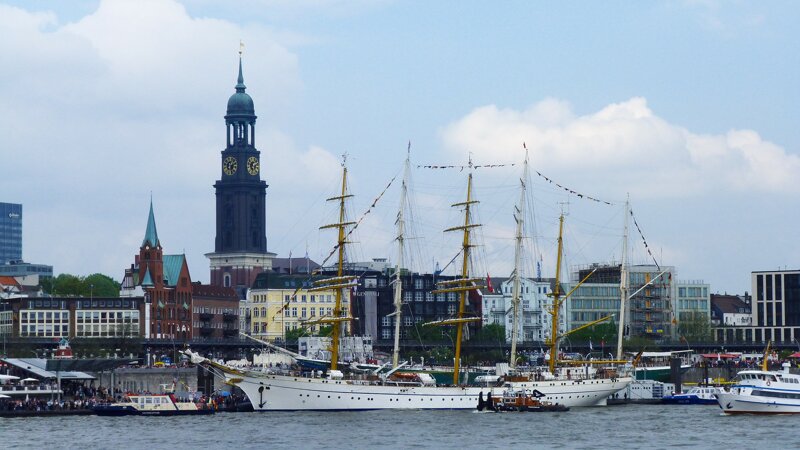 St. Michaeliskirche Hamburg vom Hafen aus gesehen