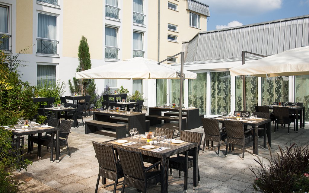 The Taste Hotel Heidenheim Terrasse außen Außenansicht
